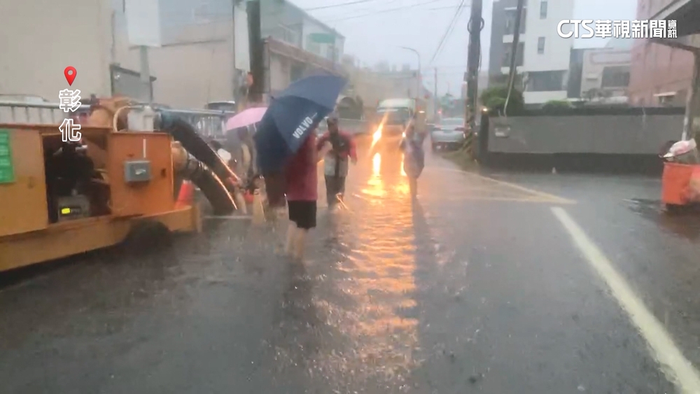 彰化多處淹！　和美鎮糖友里水深及膝　住戶崩潰