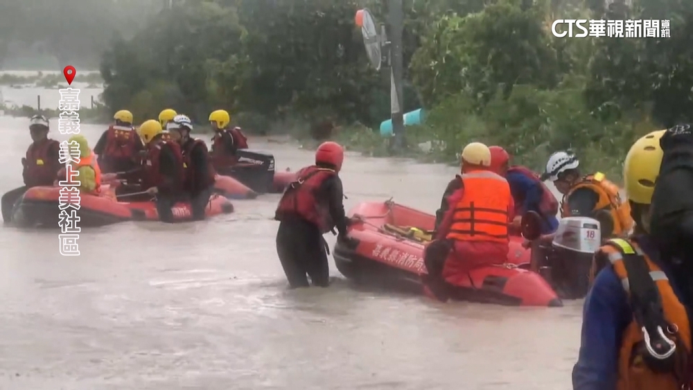 嘉縣美上美水淹及脖！住戶求救　逾50人脫困.2人送醫