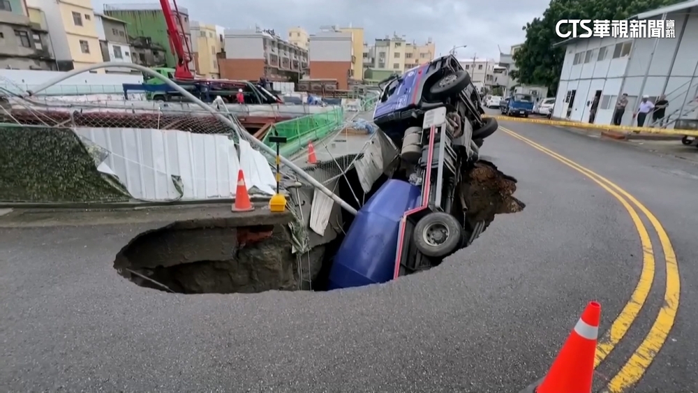 疑豪雨掏空建案基地！　水泥車灌漿整車跌落坑洞