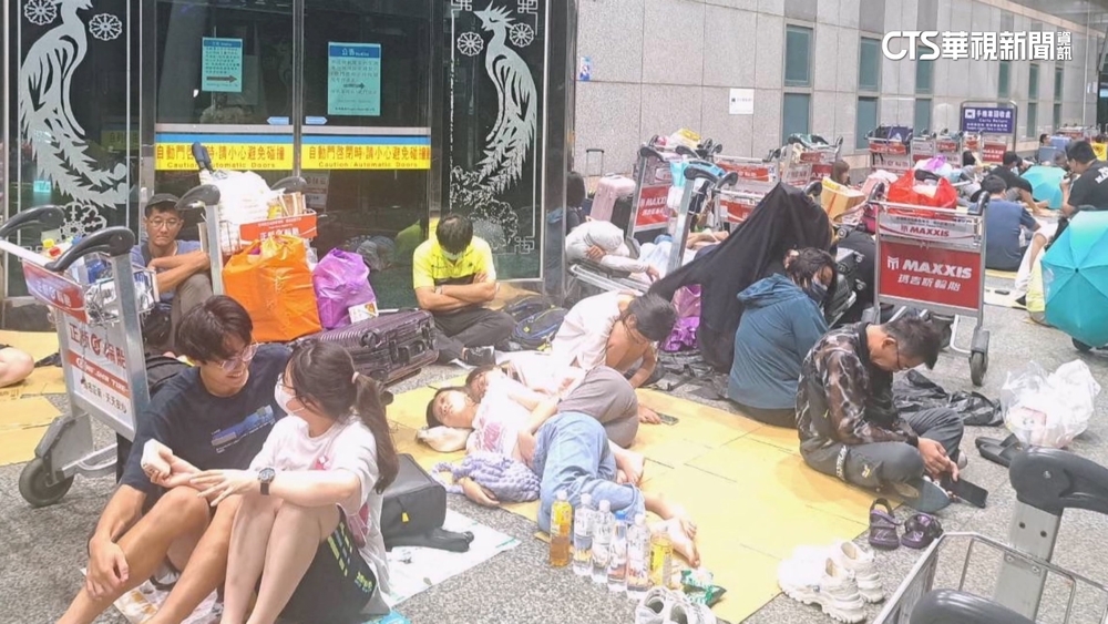 怕候補不到！　旅客「當門神」機場外打地鋪排隊