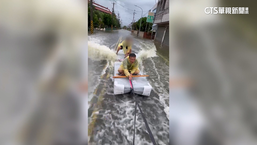 台南麻豆汪洋一片　民眾苦中作樂體驗「衝浪床墊」