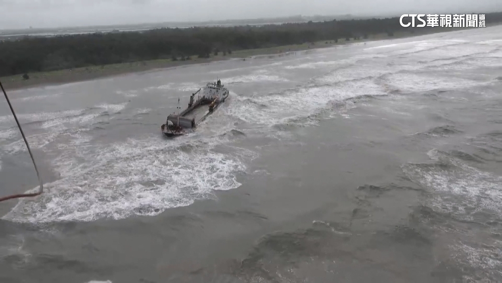 海象差9貨輪擱淺　海巡吊掛救51人　福順輪4失蹤