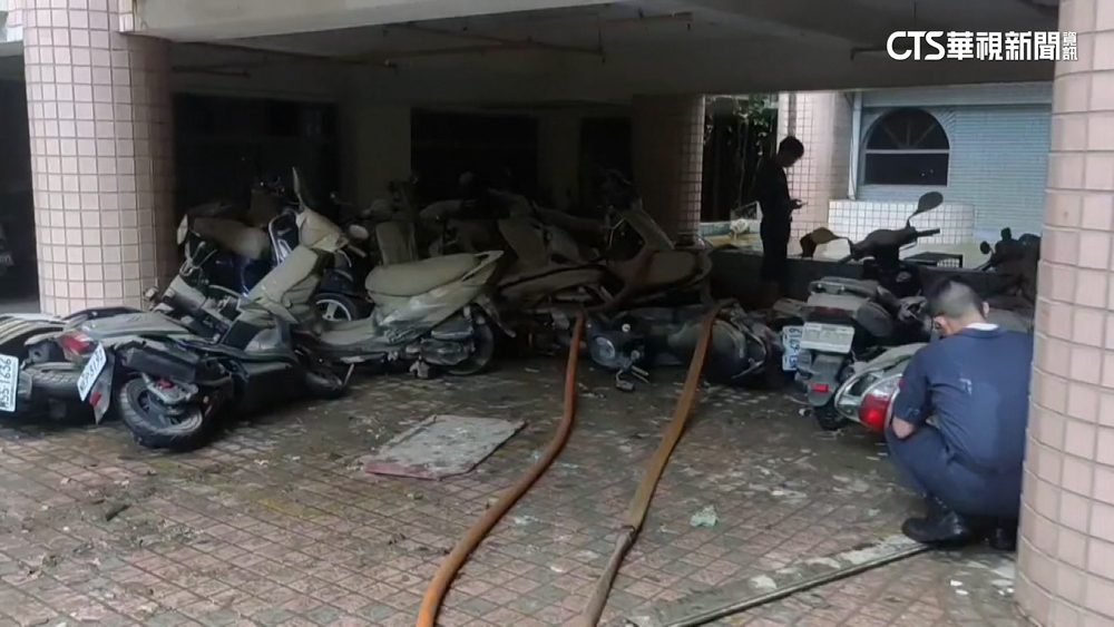 高雄大樓地下室淹水　近800輛汽機車泡水故障