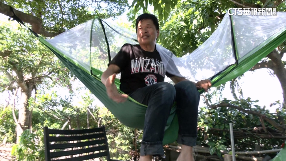 木質家具全泡湯　三豐村居民樹上睡吊床過夜