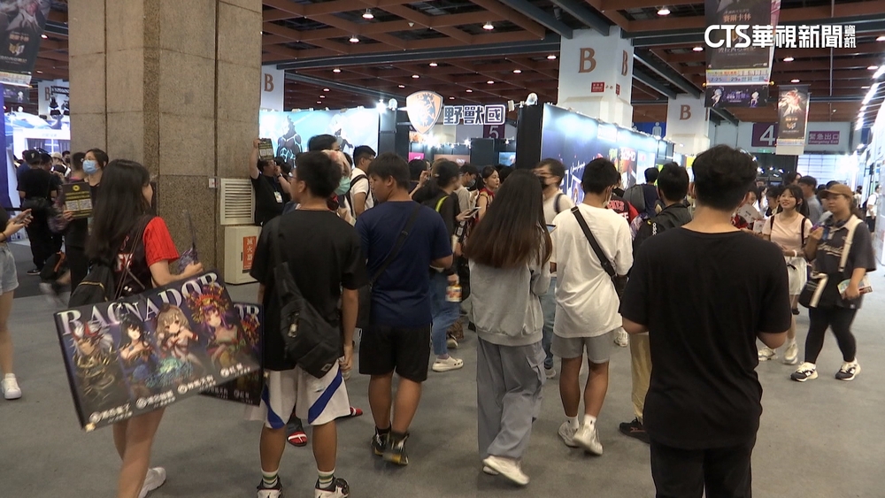 漫博限定商品！粉絲早起搶福袋　萬人擠爆世貿一館