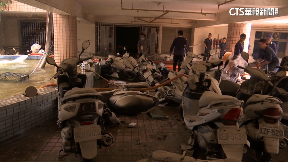 凱米甩尾炸高雄！大樓地下3樓泡水　800汽機車送修