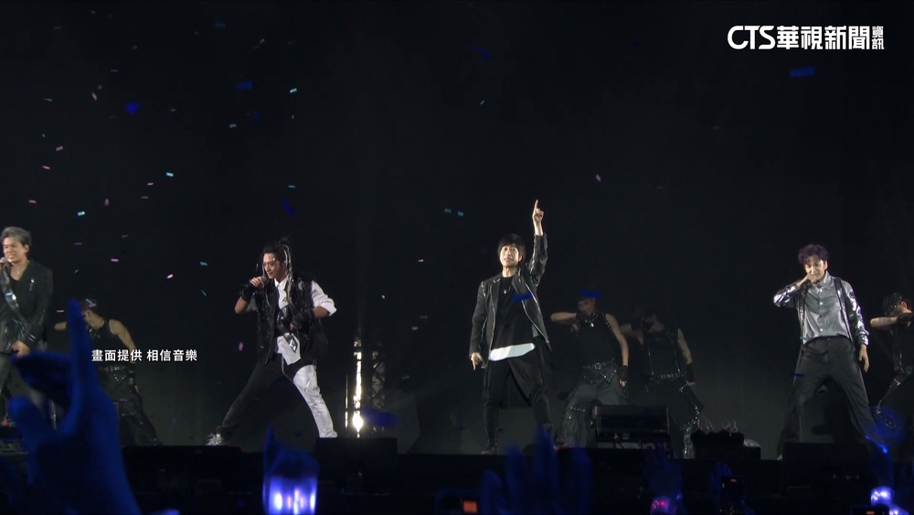 五月天阿信現身ENERGY演唱會　粉絲嗨翻