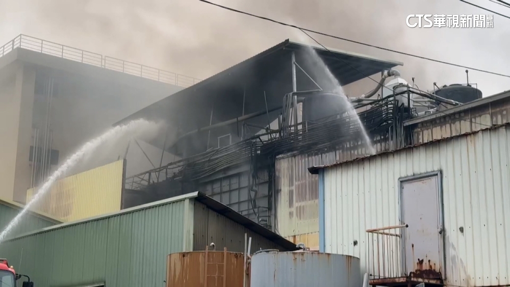 高雄印刷電路板廠起火　消防出動39車.126人救火