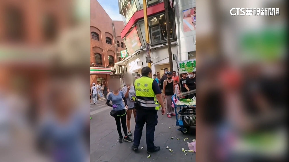 西門町擺攤佔位口角！　業者丟鞭炮攻擊　遊客嚇壞