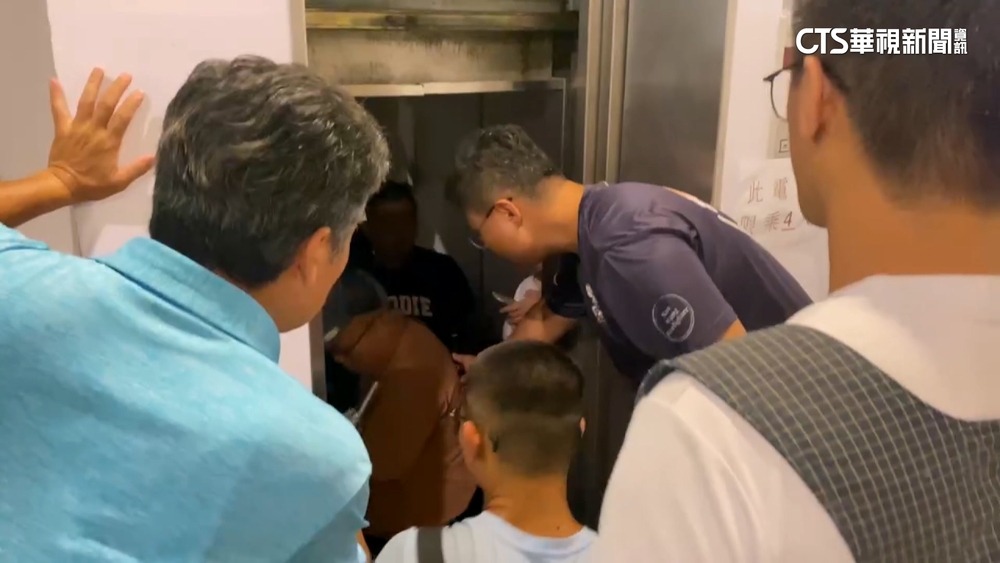 5人擠限乘4人電梯卡住　房客緊張氣喘發作