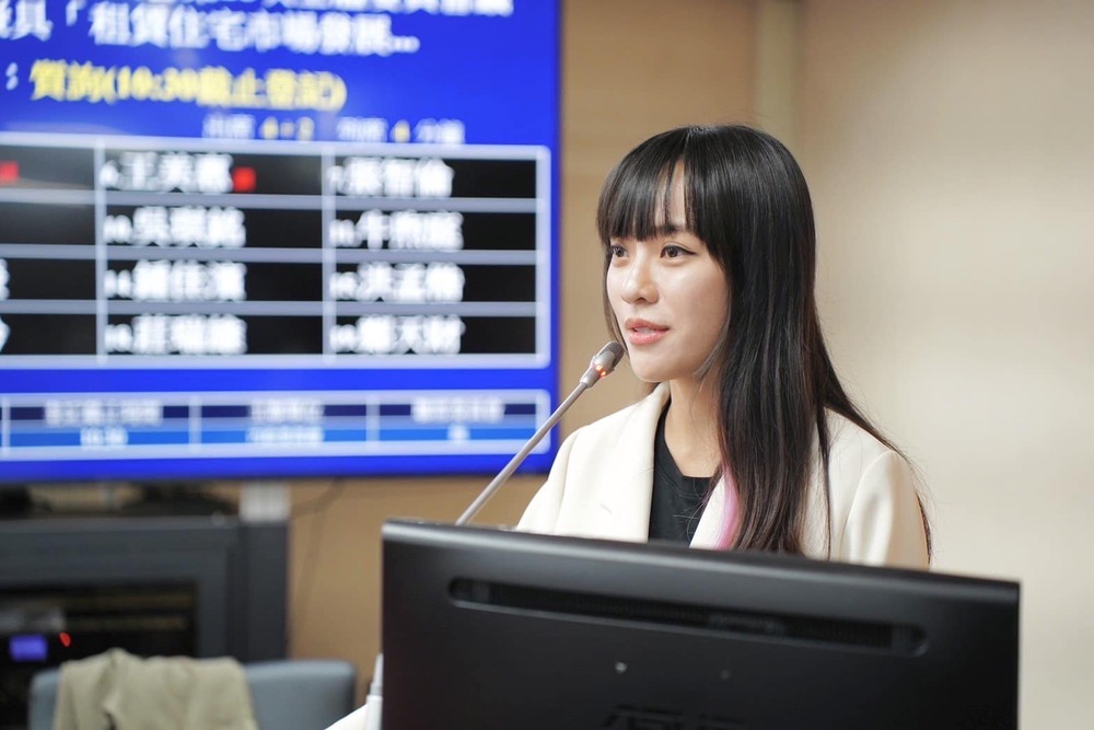 臉書湧「越南帳號」留言？黃捷批「反串手法粗糙」　再嗆「PTT式微」引熱議