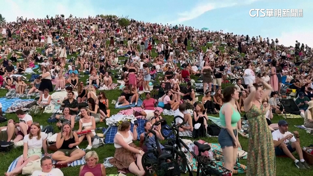 一票難求！泰勒絲德國開唱　粉絲擠滿山頭「旁聽」