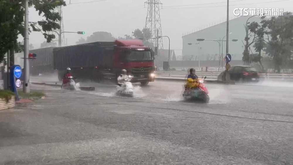 高雄大雷雨　小港區沿海路積水半個輪胎高