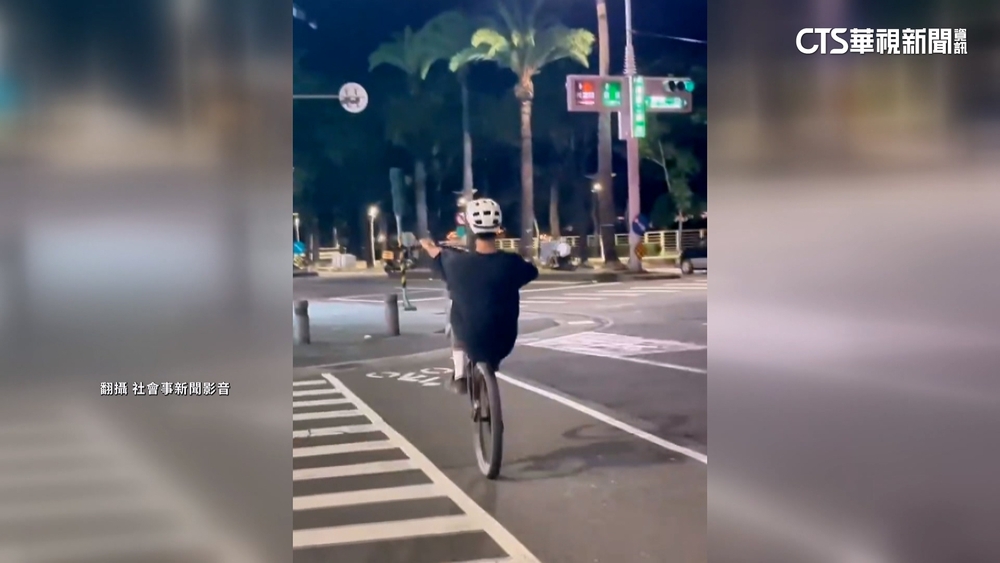 西子灣景觀橋上違規騎單車　更飛越兩層樓高度