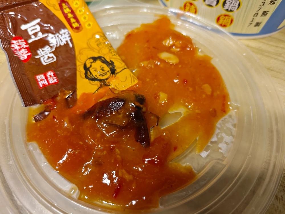 三媽臭臭鍋「豆瓣醬包擠出蟑螂」 總部：全台分店下架回收