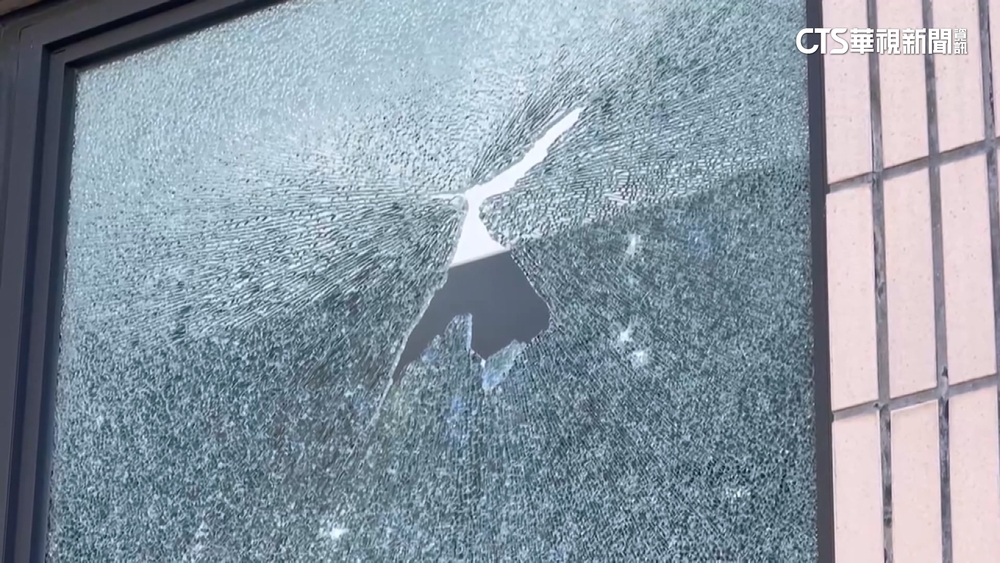 遭BB彈襲！　蘭陽女中禮堂玻璃破損驚現「18處彈孔」