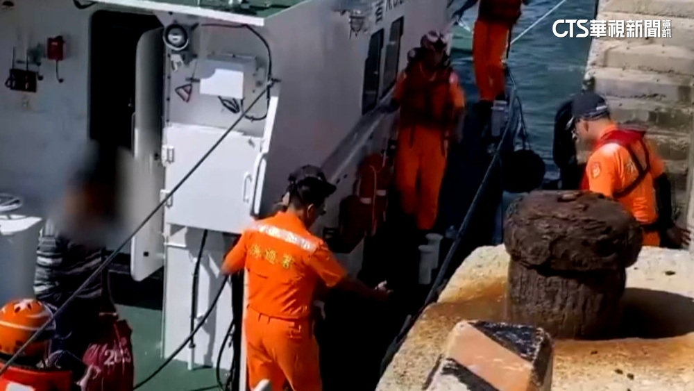 中國漁船與我漁船擦撞　拒海巡登檢蛇行落跑