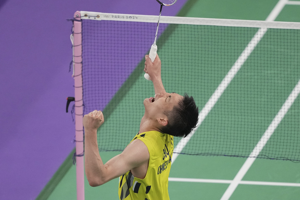 巴黎奧運》「羽球一哥」周天成直落二挺進8強　日本選手狀態不佳無奈拋拍