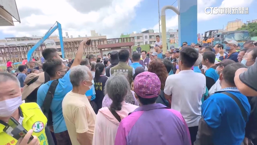 道路拓寬工程釀禍？　頂番婆淹水上百居民怒圍縣府人員