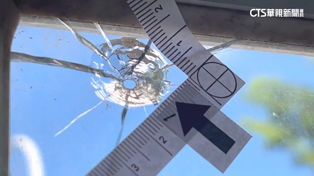 蘭陽女中禮堂遭BB彈襲　玻璃窗驚現「18處彈孔」