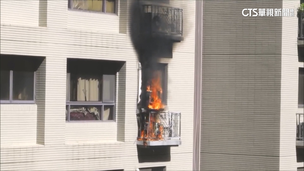 黑煙竄！　冷氣室外機自燃「燒成火球」　幸及時撲滅