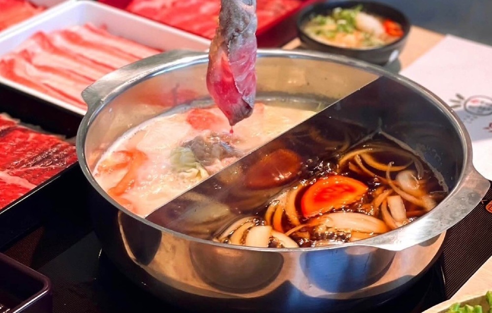 涮乃葉湯底驚見蟑螂 總公司致歉：連2天消毒「食材已廢棄」