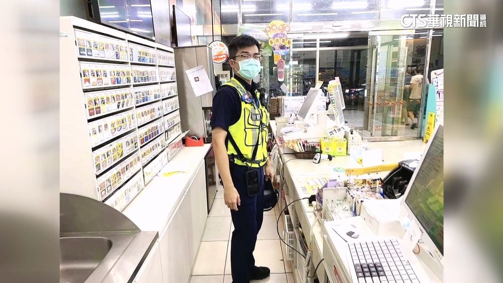 店員不適！暖警「支援收銀」　民眾：以為角色扮演