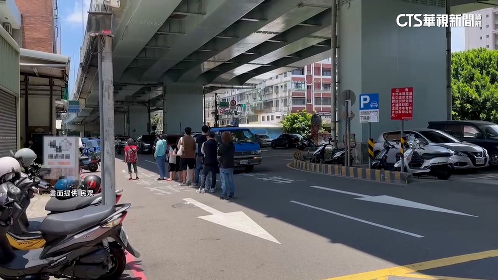 排隊買便當竟站路中躲太陽　路人驚睹：危險