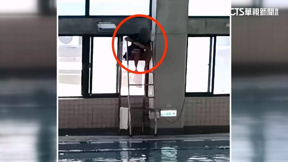 家長直擊　東大附小救生員「連5天低頭滑手機」