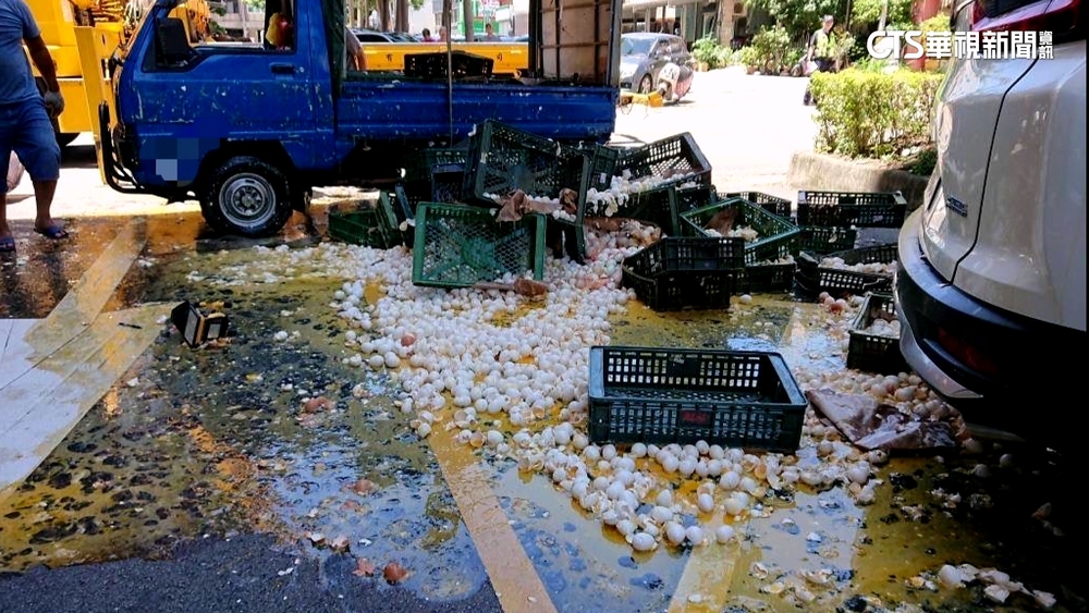 路口攔腰撞「小貨車側翻」　上萬雞蛋「跳車」全碎