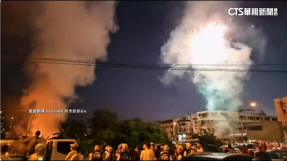 宮廟遶境疑沿路放鞭炮！　火花噴樹叢　引燃大片燃燒