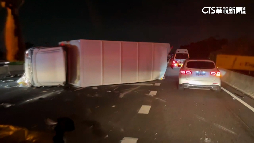 國1三車連撞！大貨車翻覆　客運削半邊7人傷