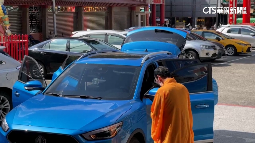 求平安！車主趕農曆七月前「淨車」　高雄武廟湧車潮