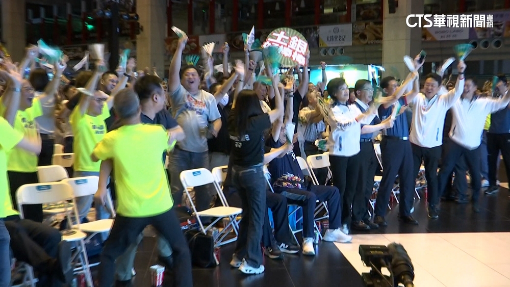 北車大廳千人挺麟洋　奪金瞬間全場歡聲雷動