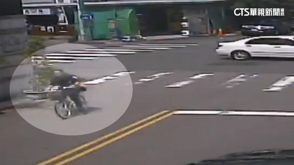 警烈日下騎單車追警車　宛如台中版「兩津勘吉」