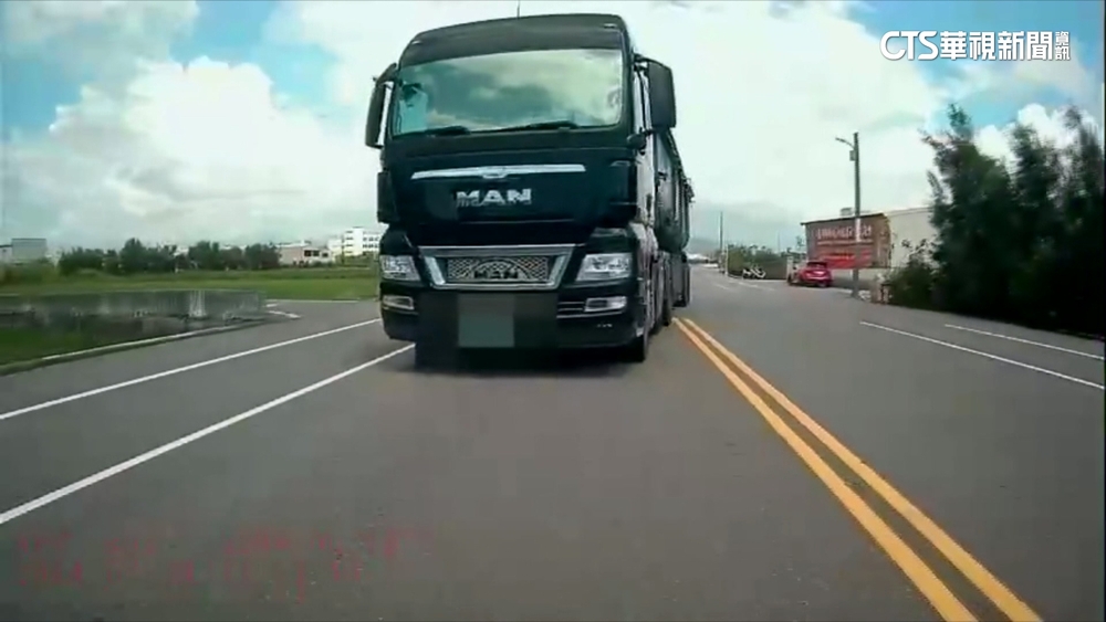 拒檢又逆向！曳引車蛇行險撞警　連吞7罰單噴6.4萬