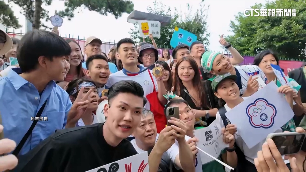 球迷巴黎挺「麟洋」！　自製應援道具.空白紙板遭沒收