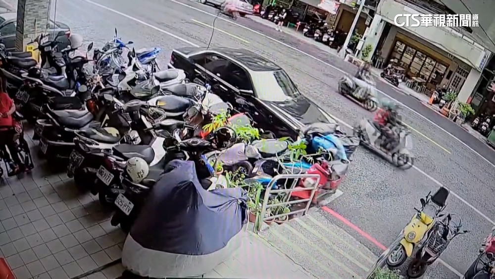 65歲婦開車突昏迷　「如骨牌」撞24汽機車幸無人傷