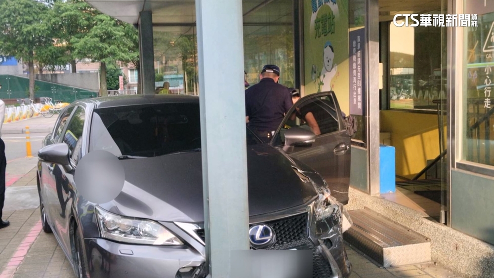 疑中風！　桃園駕駛開車蛇行　「保齡球式」悚撞27車