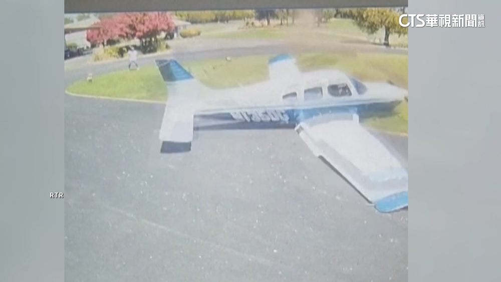 加州小飛機迫降高球場　機尾險掃中球友