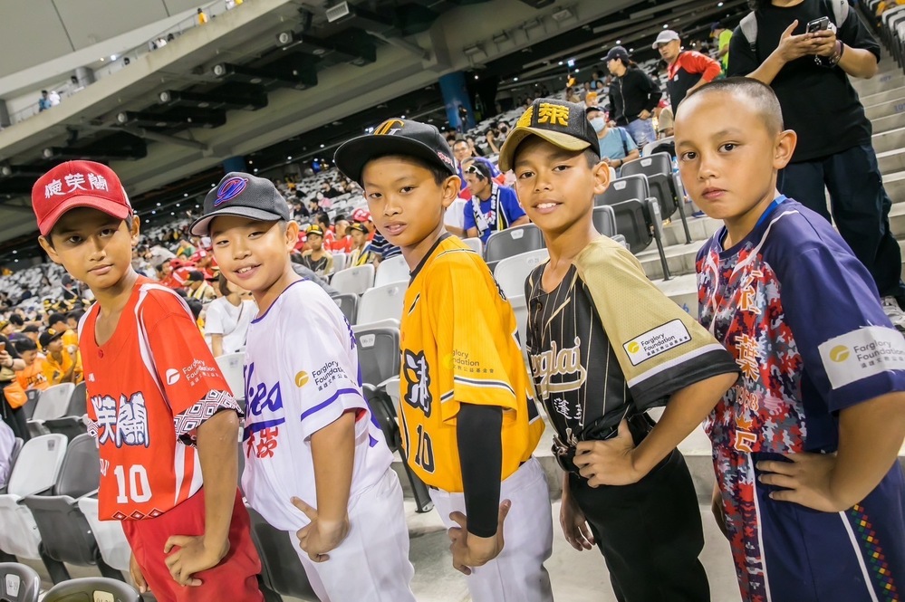 遠雄文教公益基金會91名來自5所學校的小球員參觀台北大巨蛋 (圖／遠雄文教公益基金會提供)