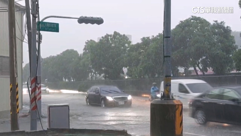 午後大雷雨狂炸　台南永康一度多處積淹水