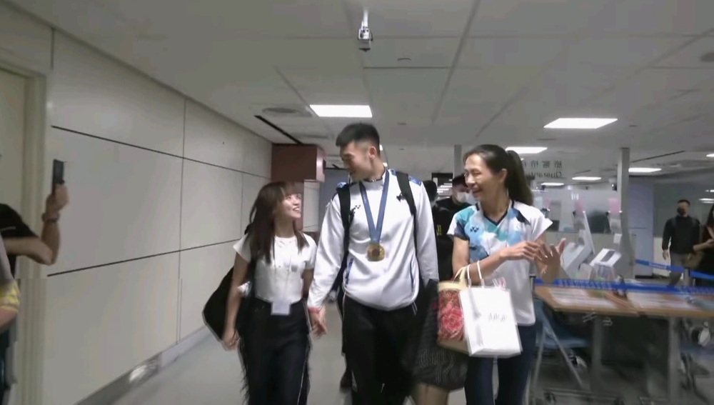 王齊麟抵台秒擁女友陳詩媛 「有好消息會讓大家知道」閃瞎眾人