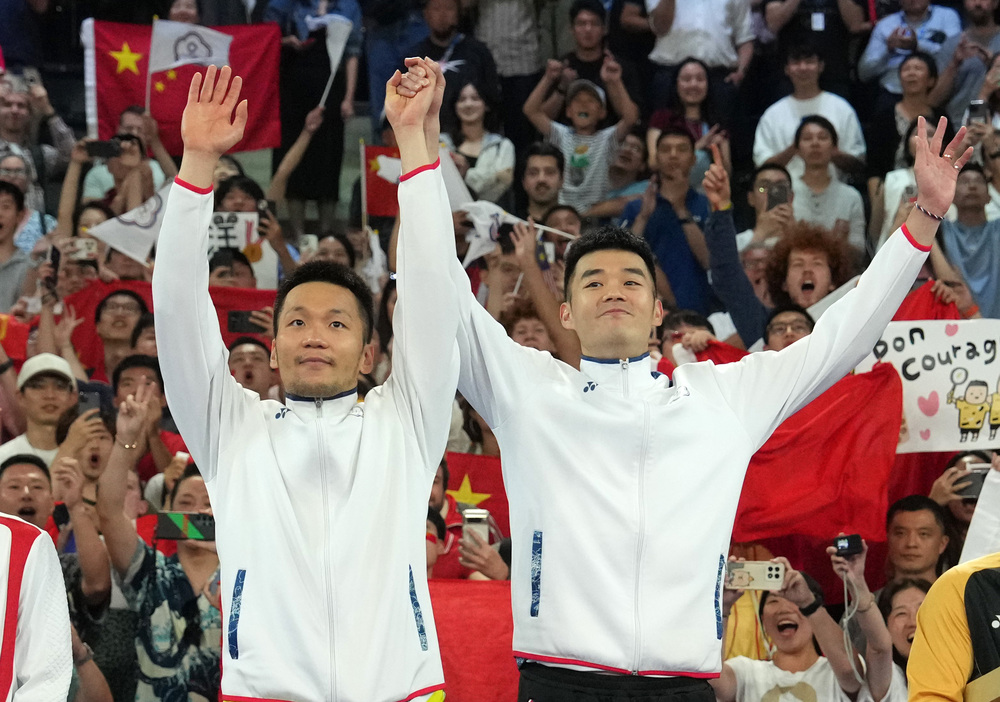 李洋父飛越重洋路途一波三折　轉機卡關、重買機票　連「入境日都被蓋錯」