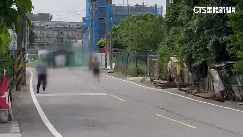 土地糾紛鄰居撕破臉　男持利器當街追砍