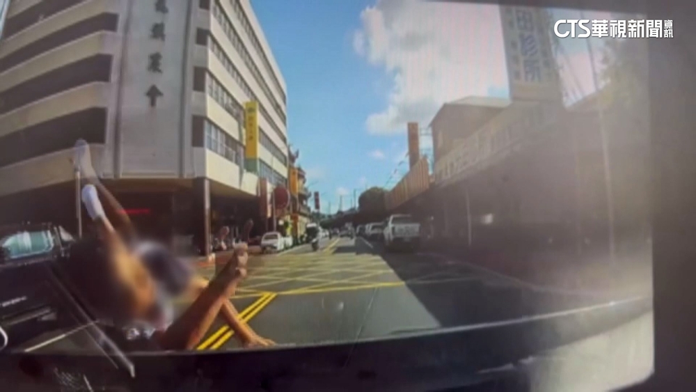 國中生闖馬路遭撞飛！　地面翻滾多圈.鎖骨骨折