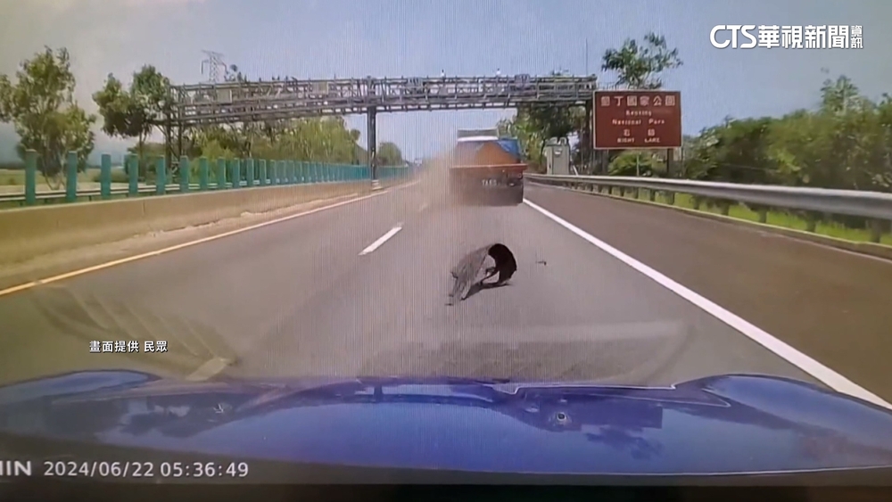 大貨車國道爆胎胎皮打中後方轎車　嚇壞駕駛