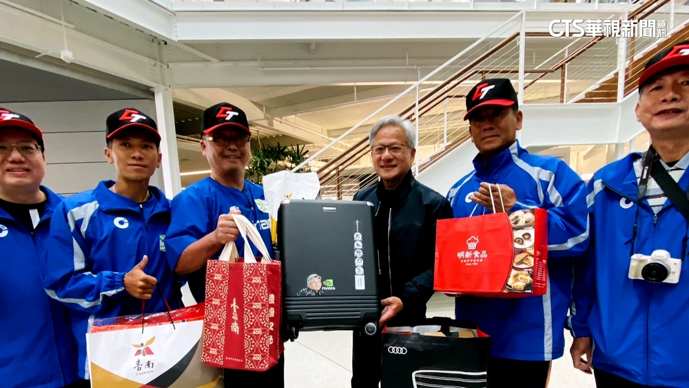 黃仁勳親自接待15位台南小將　輝達美國總部玩投接球