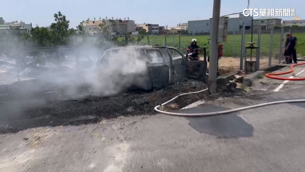 颱風淹水稻草堆空地　車輪陷空轉起火父子驚逃