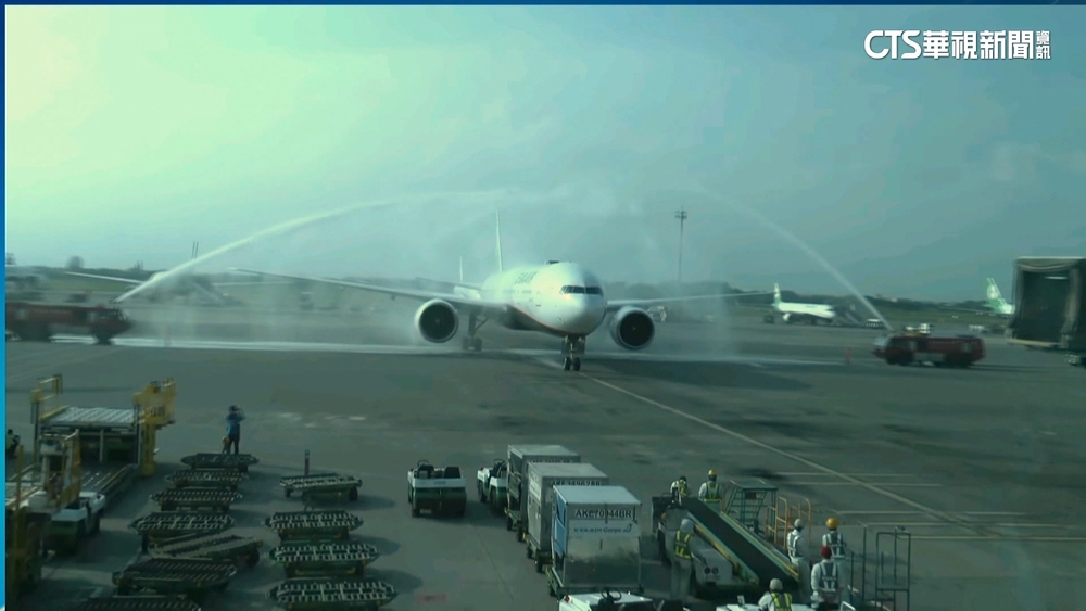 台灣英雄光榮返國！　桃機「水門禮」迎接　總統獻聲祝賀